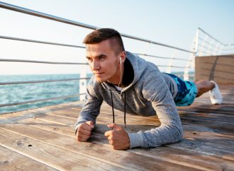 Domowy trening na brzuch – poradnik, ćwiczenia i porady dla początkujących