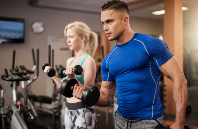 FBW – zasady, zalety i efekty treningu. Kompletny poradnik dla początkujących