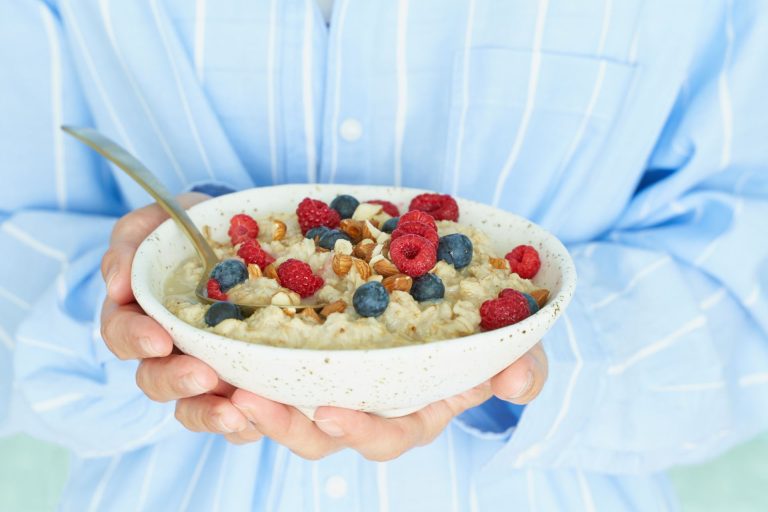Czy owsianka jest zdrowa? Kiedy warto ją jeść, a kiedy lepiej unikać?
