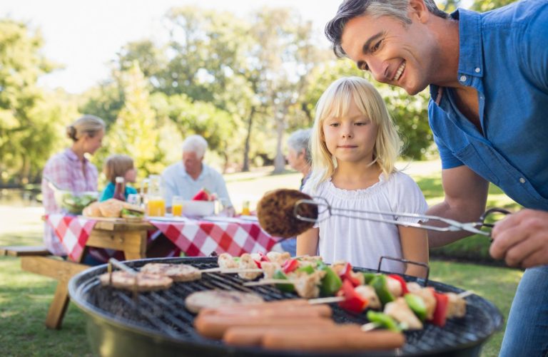 Jak grillować zdrowo i smacznie? Zobacz, co radzi dietetyk