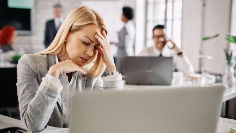 Wypalenie zawodowe. Czy wiesz, jak sobie radzić? Przeczytaj i wróć do formy