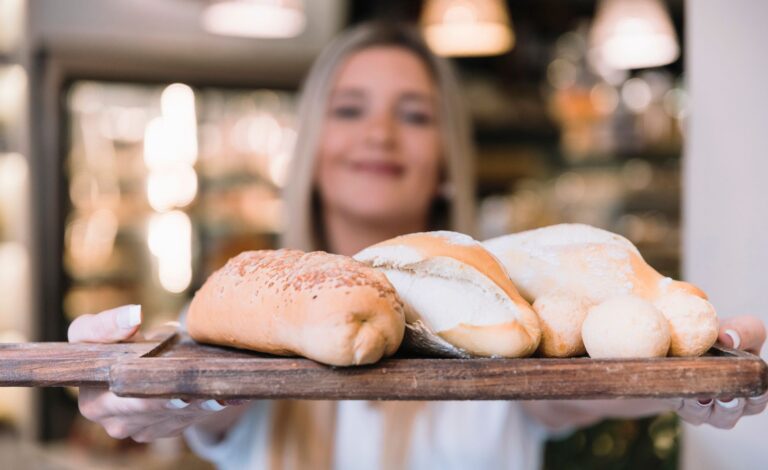Proste przepisy na bułki wysokobiałkowe z twarogu, serka wiejskiego i skyra