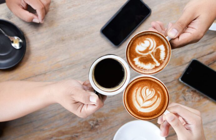 Coffee party – poznaj nowy trend towarzyski, który celebruje bliskość