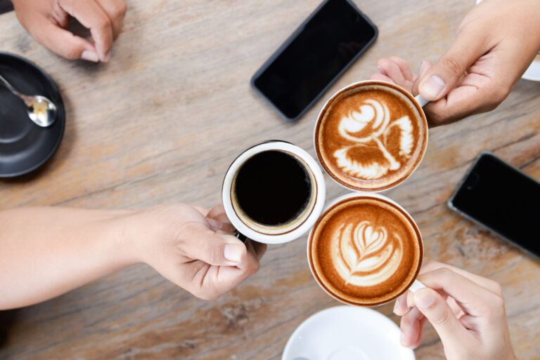 Coffee party – poznaj nowy trend towarzyski, który celebruje bliskość