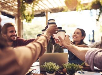 Coffee party – poznaj nowy trend towarzyski, który celebruje bliskość
