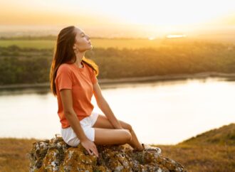 Jak wyciszyć układ nerwowy? Poznaj sprawdzone sposoby na redukcję stresu