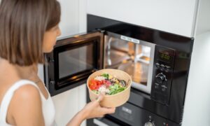 Czy jedzenie z mikrofali szkodzi? Zobacz, co na ten temat mówi ekspert