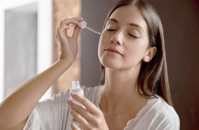 Jak stosować kwas hialuronowy w domu? Sprawdź, czy to bezpieczne
