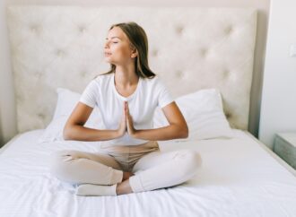 Jak medytować w łóżku? Prosty sposób na lepszy sen i dobry początek dnia