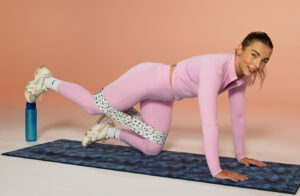 Trening z gumami na pośladki