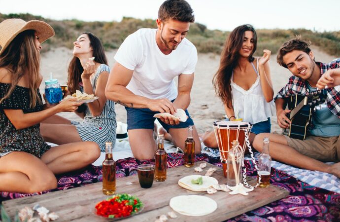 Patrzą krzywo na urlopie? Może popełniasz grzech główny: hałasujesz!