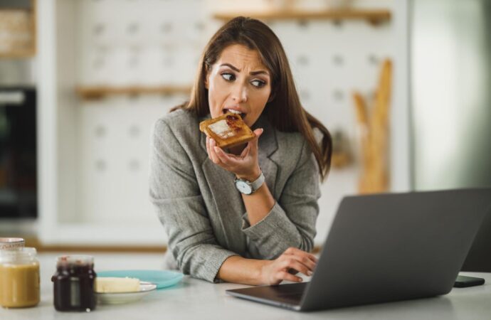 Jak przestać podjadać? Poznaj proste sposoby, które naprawdę działają