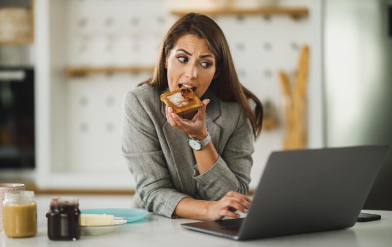 Jak przestać podjadać? Poznaj proste sposoby, które naprawdę działają