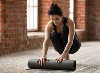 Jak wybrać matę do ćwiczeń? Sprawdź, na co zwrócić uwagę przed zakupem