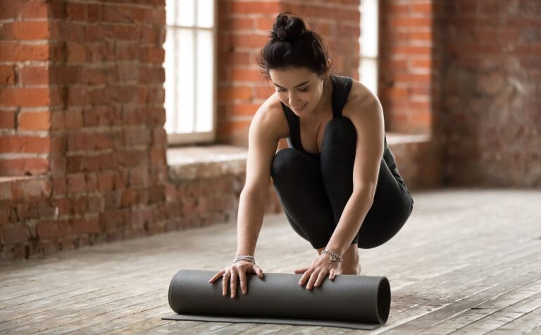 Jak wybrać matę do ćwiczeń? Sprawdź, na co zwrócić uwagę przed zakupem