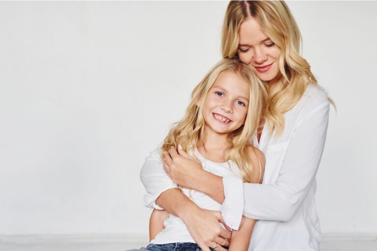 Mindful parenting w erze technologii. Jak wychowywać dzieci z uważnością?