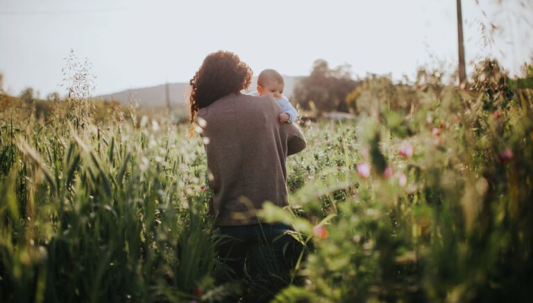 Mindful parenting w erze technologii. Jak wychowywać dzieci z uważnością?