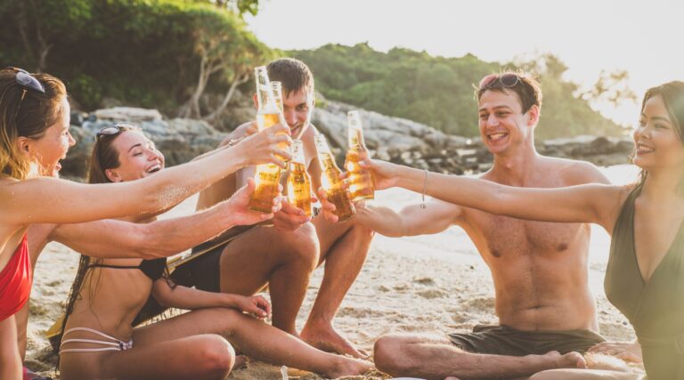 Patrzą krzywo na urlopie? Może popełniasz grzech główny: hałasujesz!