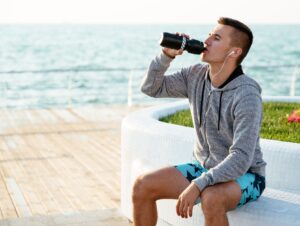 Ile dziennie pić wody? Nie daj się oszukać! Sprawdź, co radzi dietetyk