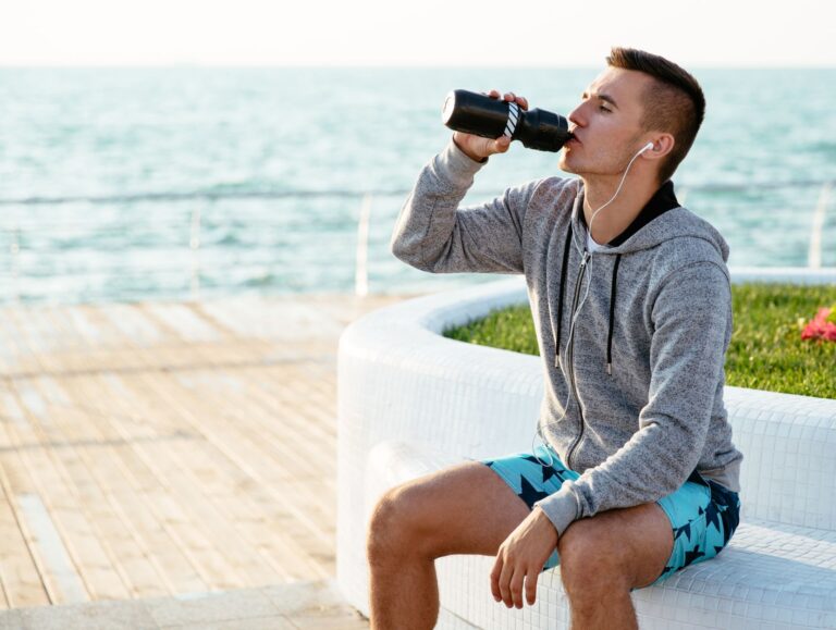 Ile dziennie pić wody? Nie daj się oszukać! Sprawdź, co radzi dietetyk