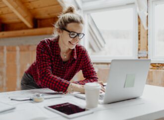 Wellbeing w pracy hybrydowej w home office i biurze. Jak się nie wypalić?