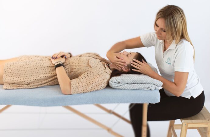 Terapia czaszkowo-krzyżowa. Czym jest i jak działa craniosacral therapy?