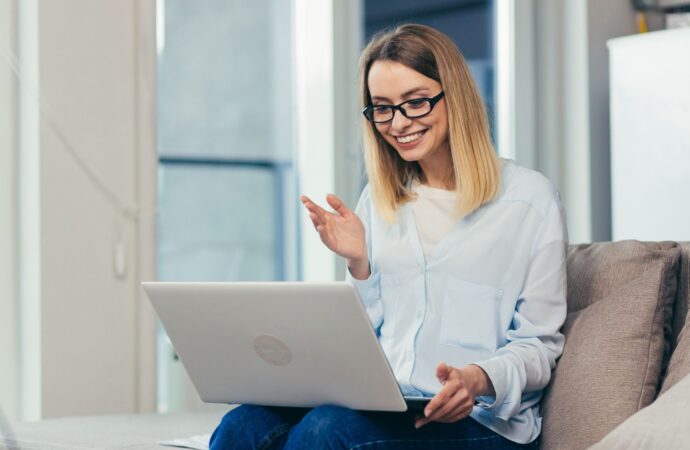 Wellbeing w pracy hybrydowej w home office i biurze. Jak się nie wypalić?