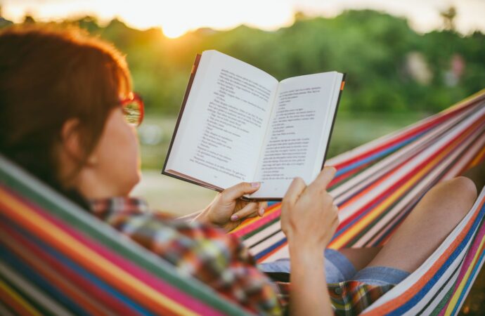 Kultura i wellbeing: dobre książki oraz seriale, letnie wystawy i festiwale