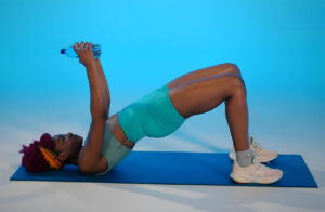 Trening FBW z obciążeniem na ramiona  