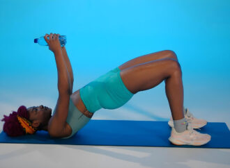 Trening FBW z obciążeniem na ramiona  