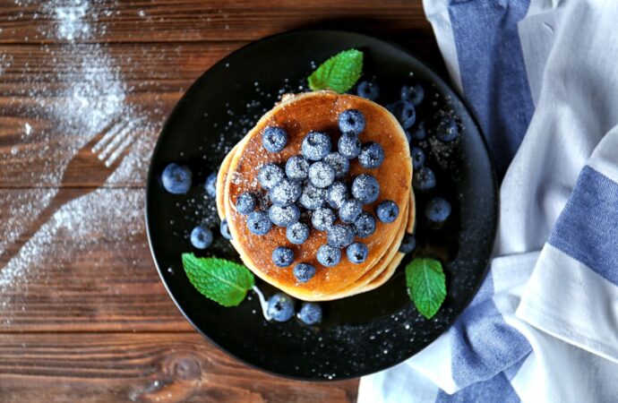 Placuszki bananowo-jajeczne z borówkami. Przepis na zdrowe śniadanie