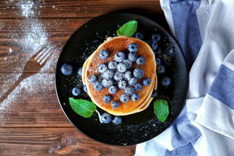 Placuszki bananowo-jajeczne z borówkami. Przepis na zdrowe śniadanie