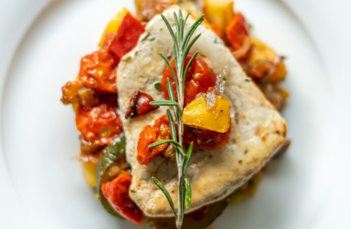 Dorsz duszony z warzywami i ziemniakami. Szybki obiad na niedzielę (i nie tylko)