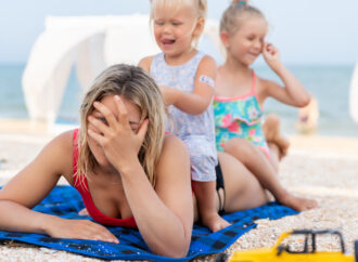 Rodzinne wakacje, po których trzeba… odpocząć? Rodzice potrzebują 2,5 dnia, by dojść do siebie po urlopie z dziećmi