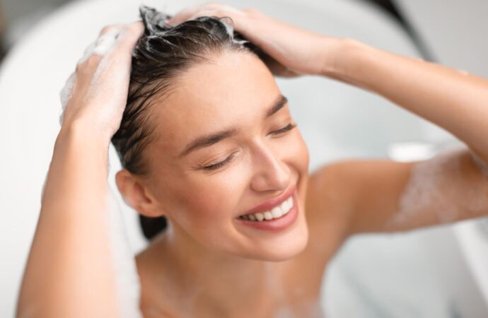 Jak dbać o skórę głowy, by mieć piękne włosy: codzienna rutyna trychologiczna