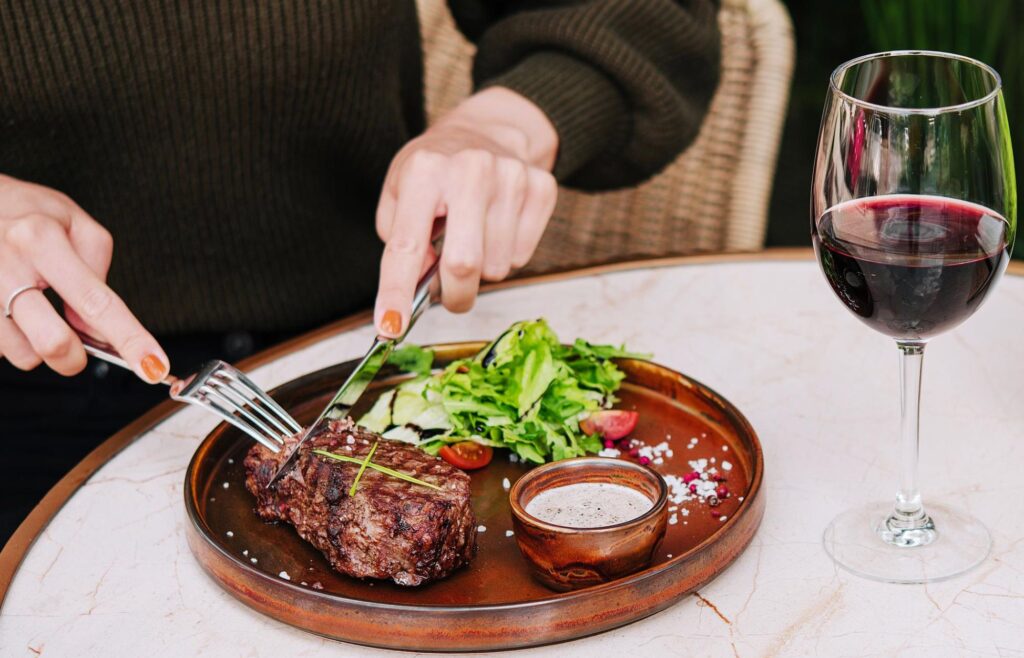 Produkty, które niszczą zdrowe jelita. Sprawdź, co radzi dietetyk