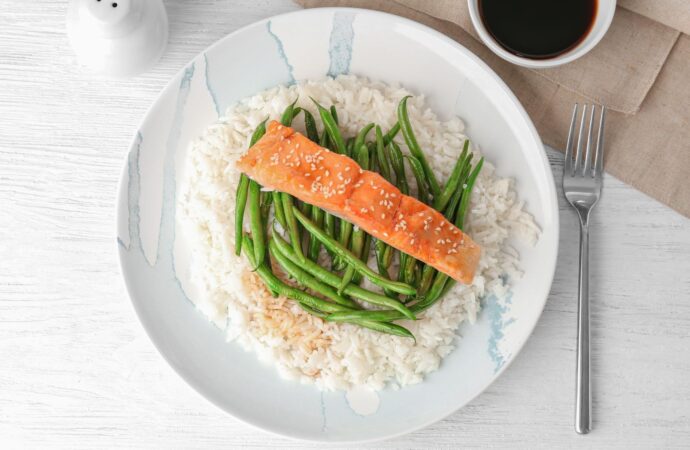 Ryż jaśminowy z łososiem i fasolką szparagową. Przepis na zdrowy obiad
