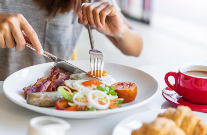 Dieta na stawy – jadłospis według dietetyka. Co działa naprawdę?