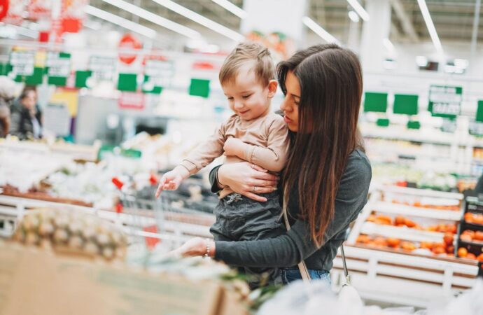 Lista produktów z Biedronki, których lepiej unikać. Jak nie dać się nabrać na marketingowe triki? Rady dietetyka