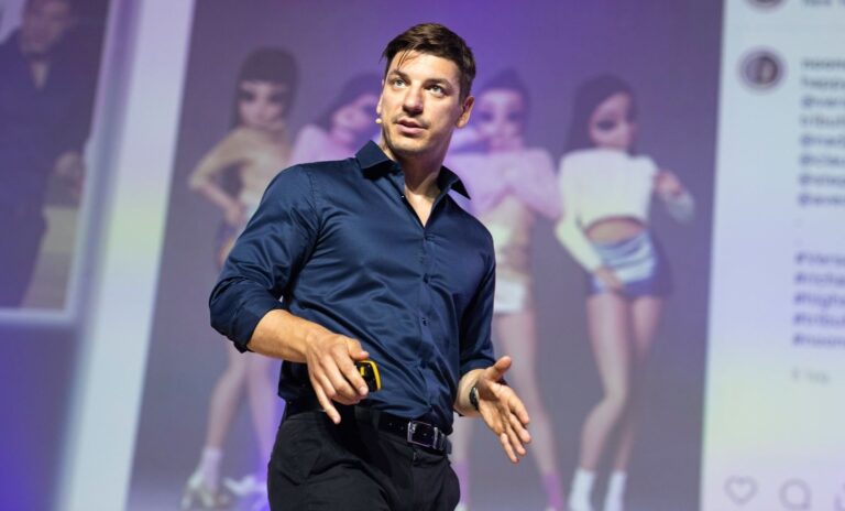 „Naucz się nudzić”. O cyfrowym przesyceniu i higienie informacyjnej – rozmowa z Wojtkiem Kardysiem