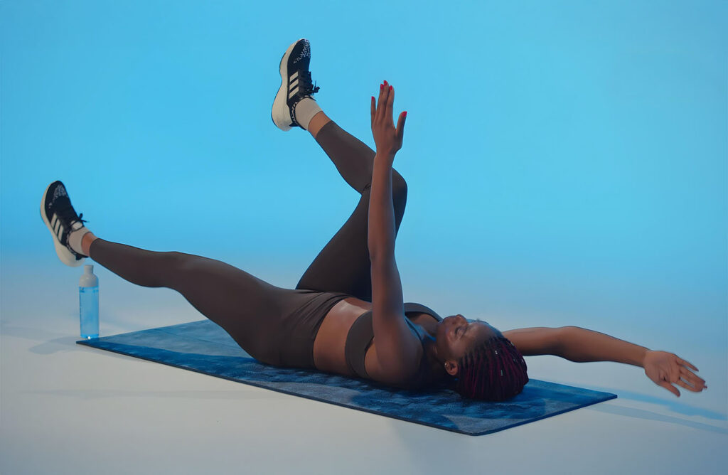 Trening na górne partie mięśni bez sprzętu: smukłe ramiona & płaski brzuch