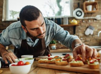 Czego nie jeść przy Hashimoto? Czy wykluczyć gluten? Opinia dietetyka