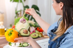 Insulinooporność – co jeść, czego unikać? Dietetyk radzi, jaka dieta działa