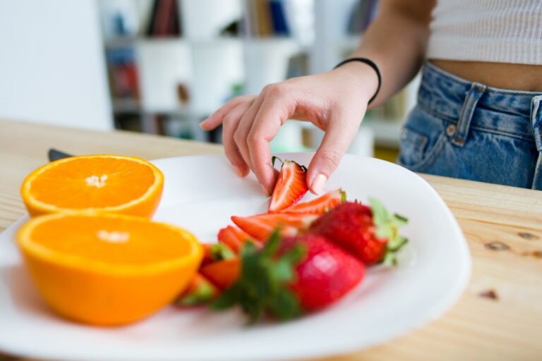 Insulinooporność a dieta: co jeść, czego unikać? Eksperckie porady dietetyka