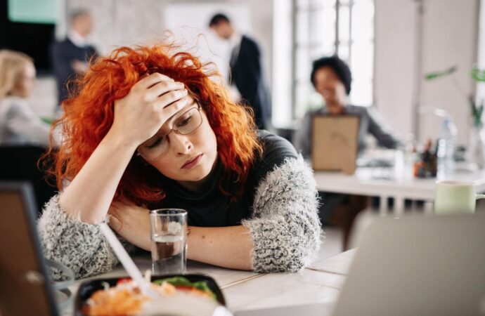 Podwyższony kortyzol – objawy. Co robić, by go obniżyć? Rady dietetyka