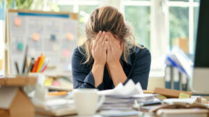 Sygnały, że masz zbyt wysoki kortyzol! Objawy i jak go obniżyć? Dietetyk radzi