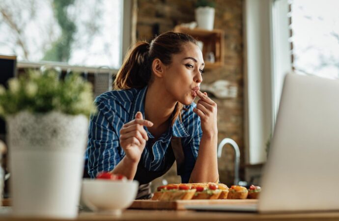 Emocjonalne jedzenie i zajadanie stresu. Jak sobie radzić? Podpowiedzi dietetyka