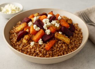 Kasza gryczana z serem feta oraz warzywami korzeniowymi. Pomysł na obiad