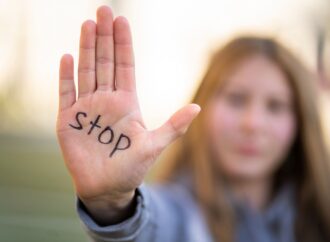 Technika STOP. Prosty sposób na opanowanie emocji i stresu, która pozwala przetrwać sytuację kryzysową