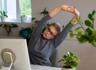 5 prostych ćwiczeń przy biurku, które odciążą plecy i poprawią samopoczucie